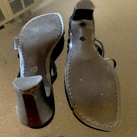 Black sandals - Picture 1 of 3